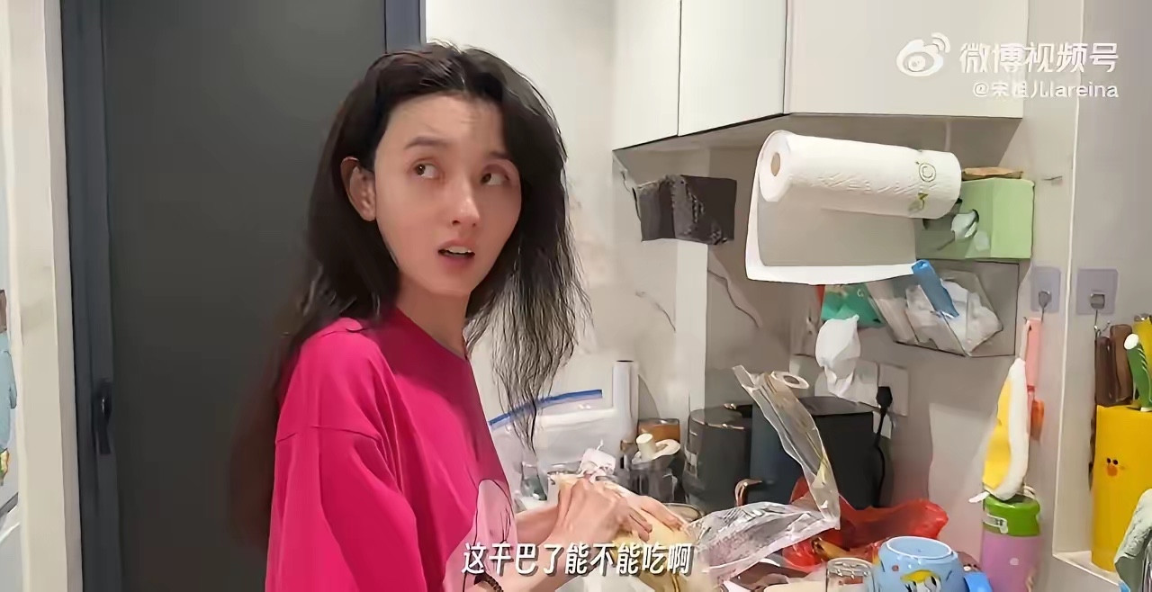 虽然说明星要瘦才会上镜但是容祖儿的瘦成皮包骨了一点也没有让人看的欲望了