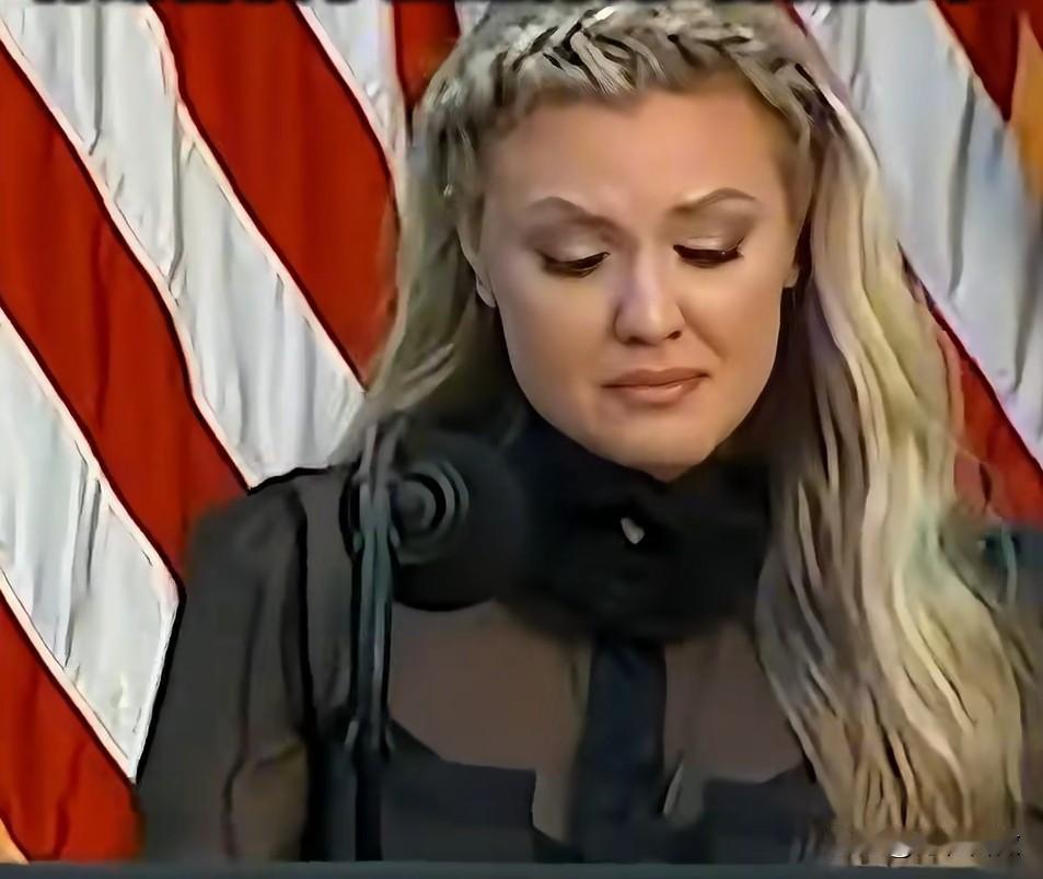 一件衣服，却意外暴露了柯克遗孀的居心实在是让人不可思议，在如此庄严的白宫，柯