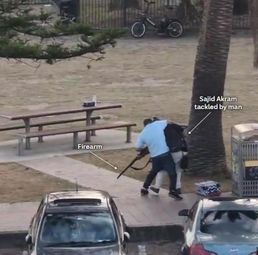 获赠1160万人民币，悉尼空手夺枪英雄接受捐款，至少中弹4次根据媒体报道，在悉