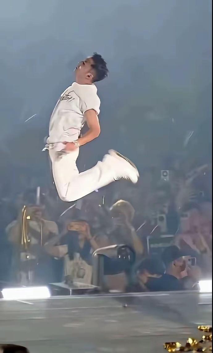 谢霆锋这一跳让我瞬间明白为什么王菲看到他像小女孩般满脸娇羞