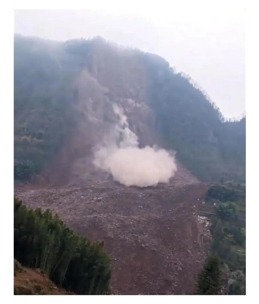 2月8日，四川省筠连县沐爱镇金坪村2组发生山体滑坡。据中央电视台新闻报道，灾