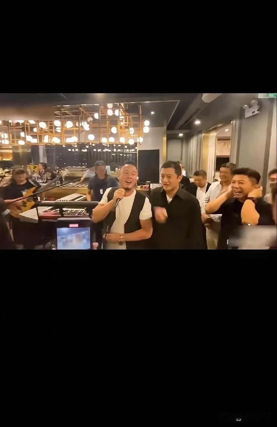 我就问当今文艺界还有谁过生日能邀请到这么多大咖一起快乐！李亚鹏是性情中人，朋