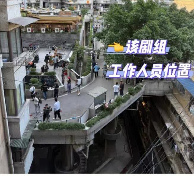 “谁给他们的权力？”上海一女子在重庆网红打卡点拍照时，忽然感到眼睛刺痛，抬头查看