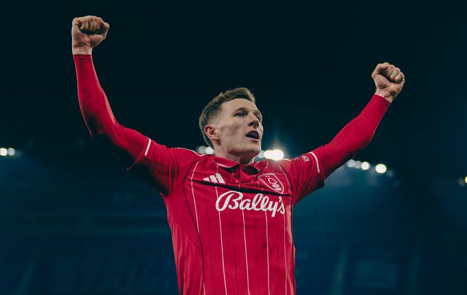 邮报埃利奥特·安德森是曼联在中场位置上的首要目标，但接近他的消息人士怀疑曼联能否