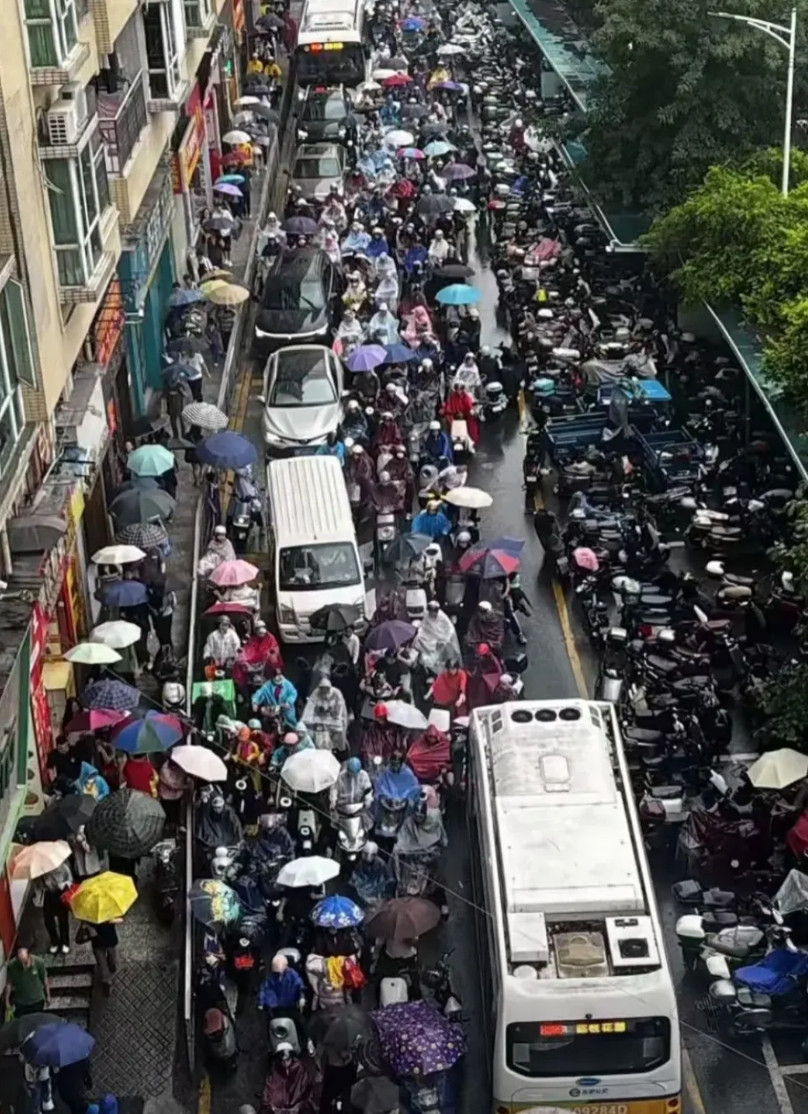 感觉深圳仿佛一下子倒退了20年！！大家好，这里是深圳，如今已然变成了电动车之城