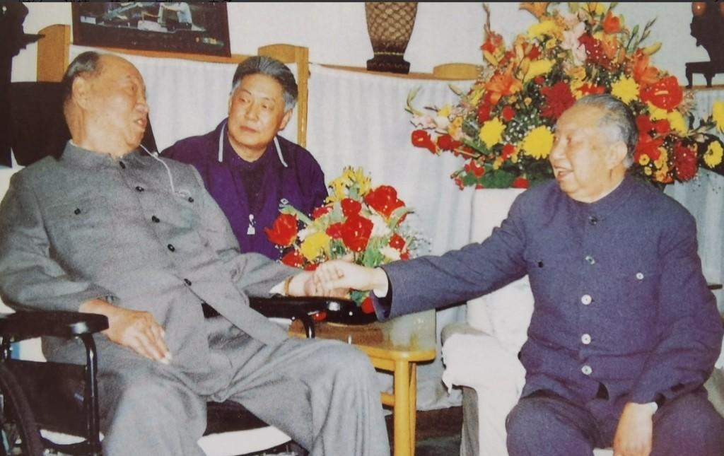 1997年，深居简出15年的华国锋，76岁，主动出门去看一个94岁的老人。 