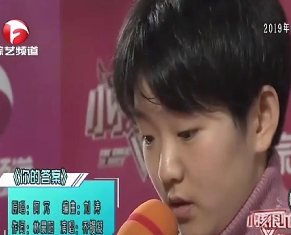 “这下好了！”“旺仔小乔”从小长到大的视频都被曝了出来！因为蒙面开演唱会，很