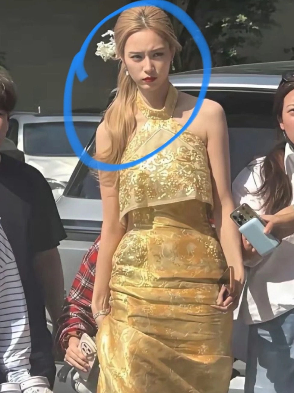 天呐！原来徐艺洋现实中那么高徐艺洋每次现在黄子韬身材，总有一股小乌依人得感觉，一