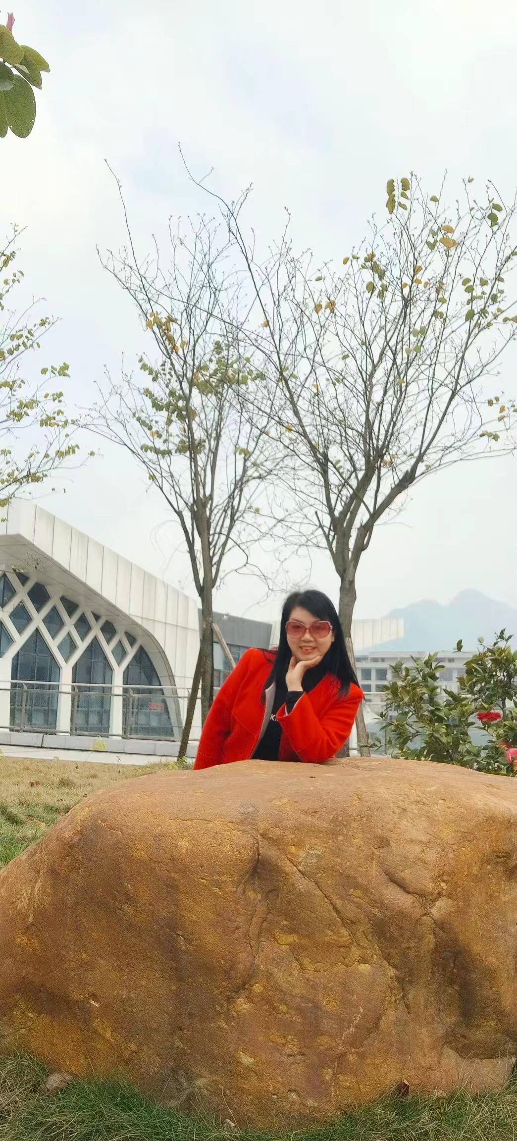 远方是憧憬，眼前是生活。当放下对诗与远方的追逐，才真正与眼前的风景相拥：风穿过树