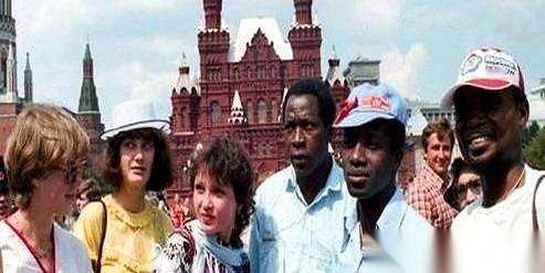 你敢想吗？就在莫斯科红场，500个非洲留学生，举着“停止杀害非洲人！”的牌子，