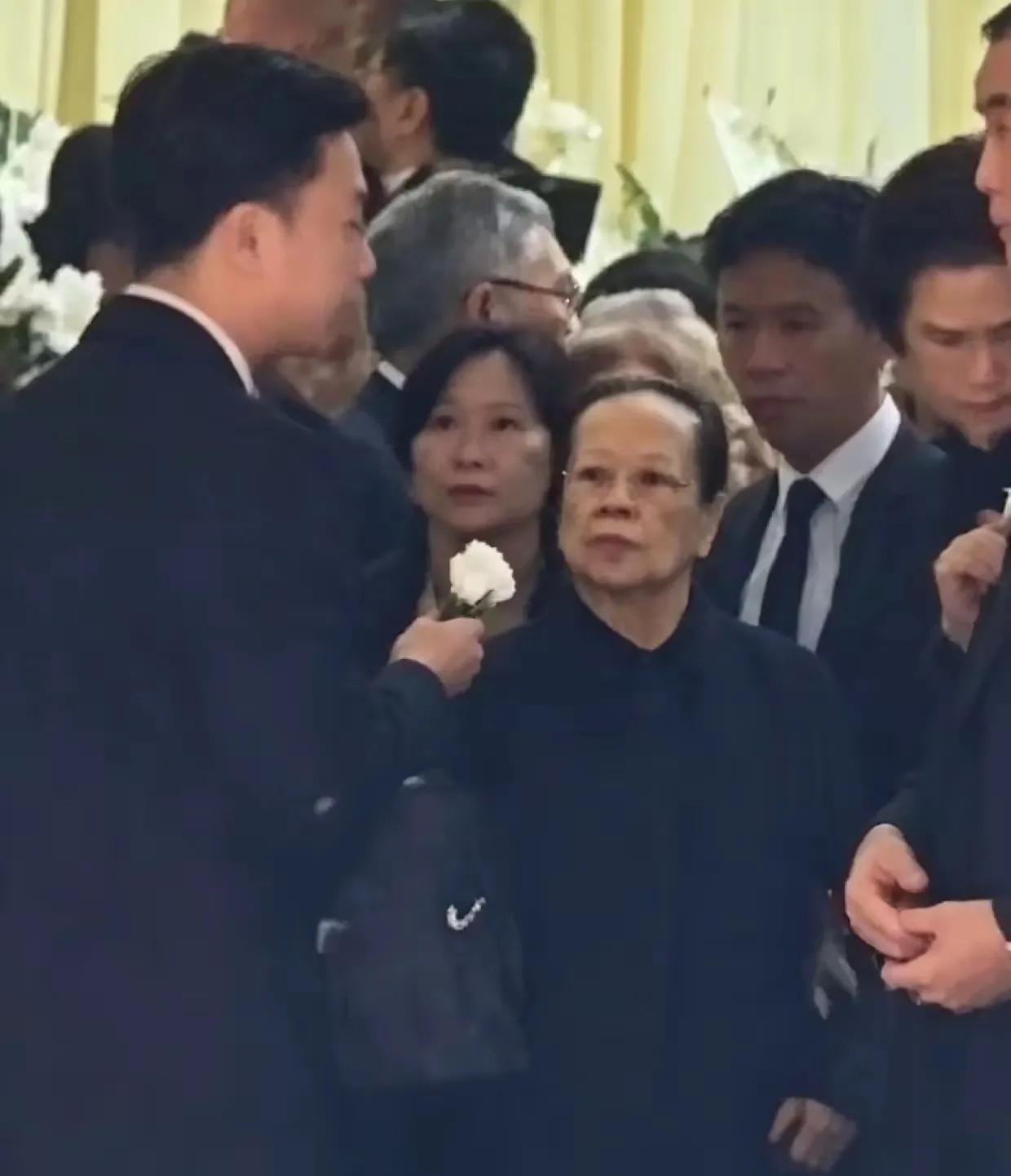 赵洪聘去送别董建华，不需要坐轮椅，而是走着去的，还在人群中待了很久，这一点真的超