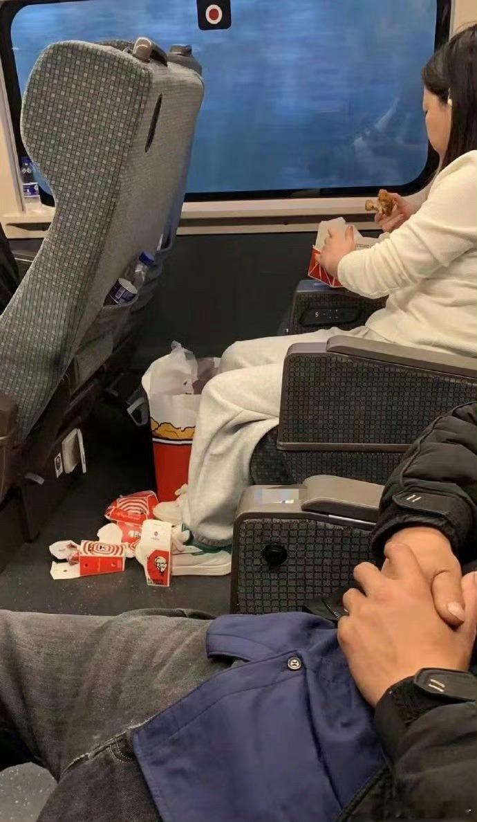我真的很想告诉她，高铁一等座的小桌板在哪里……​​​
