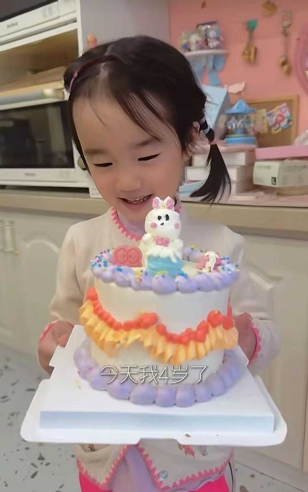 3月12日，李亚鹏与海哈金喜为女儿庆祝4岁生日，一家三口齐聚一堂，画面