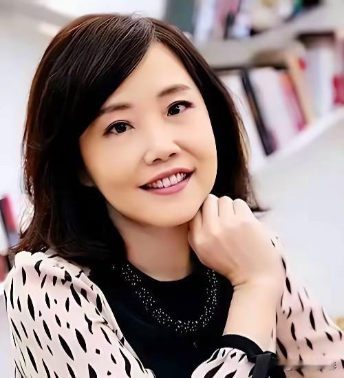 尹乃菁不愿跟郑丽文去美国，所以辞职不干了。尹乃菁这个人，脾气挺硬的。让她跟着