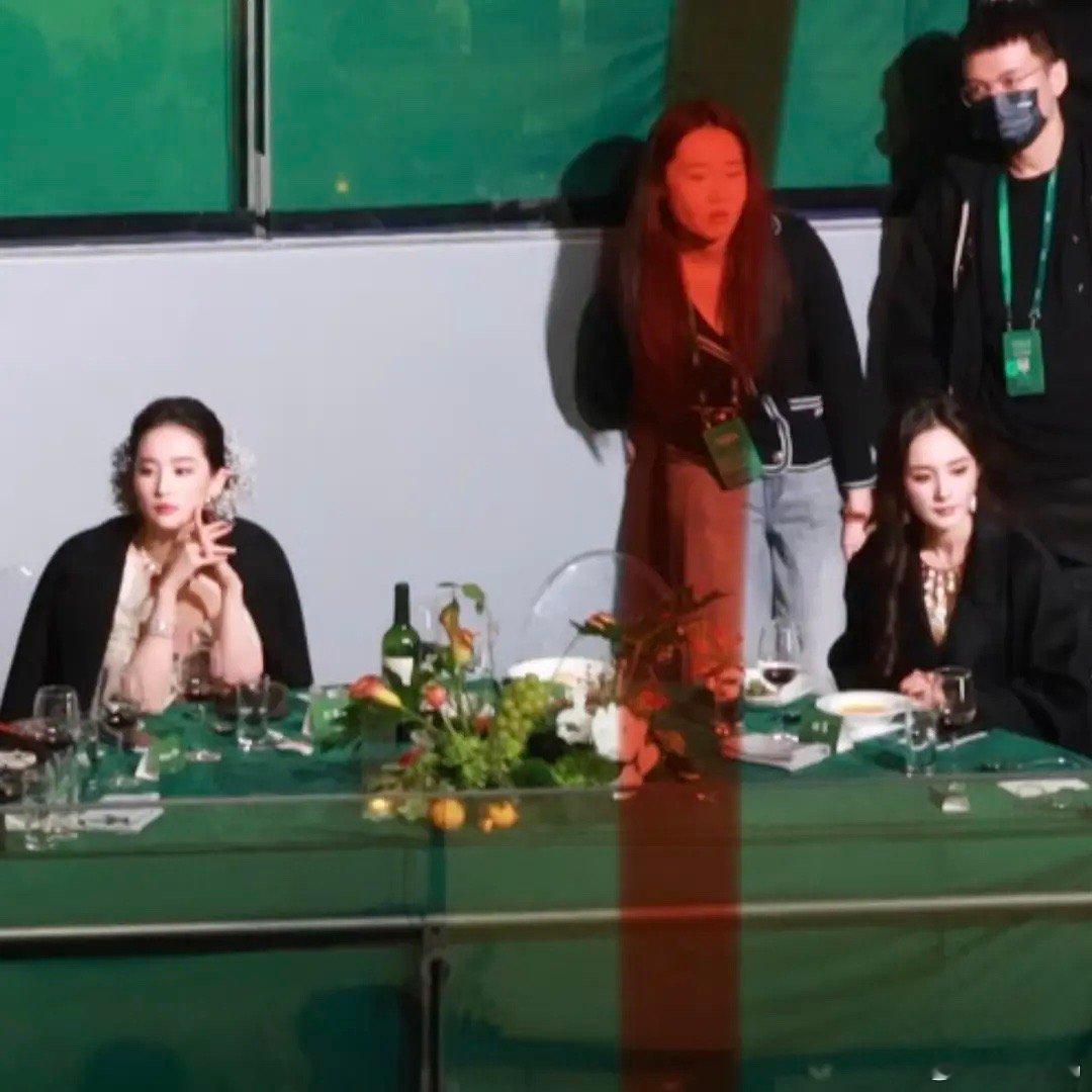 感觉两个人都在后悔没请假了[捂脸哭][捂脸哭]​​​