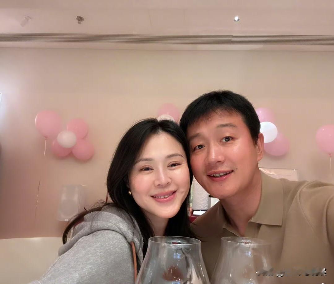 佟大为晒照与老婆关悦一起庆祝举办婚礼18周年纪念，他还高调表白关悦:婚礼18周年