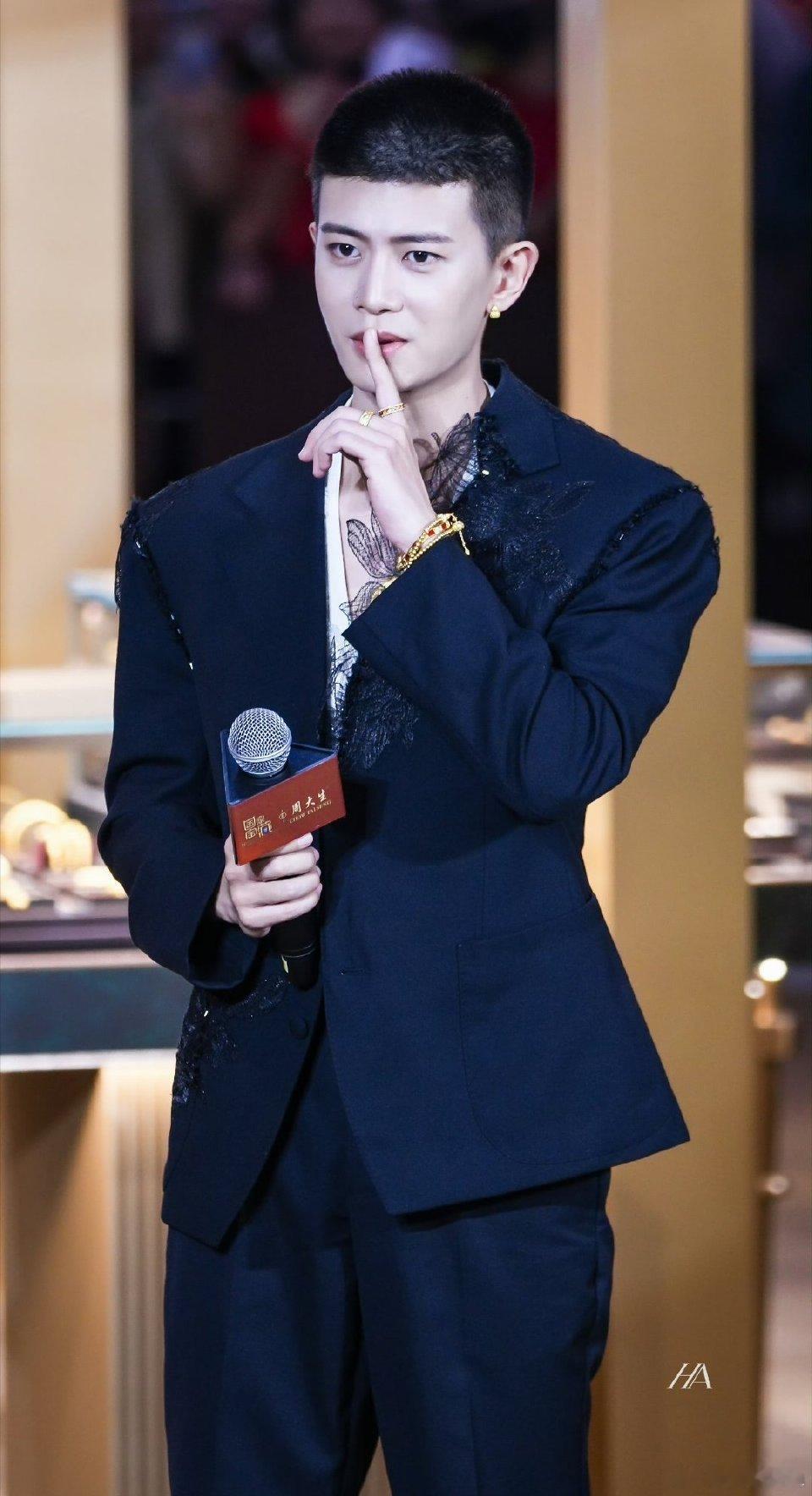 任嘉伦一个动作全场安静周大生活动现场任嘉伦面对沸腾的欢呼声，从容竖起食指贴近嘴唇