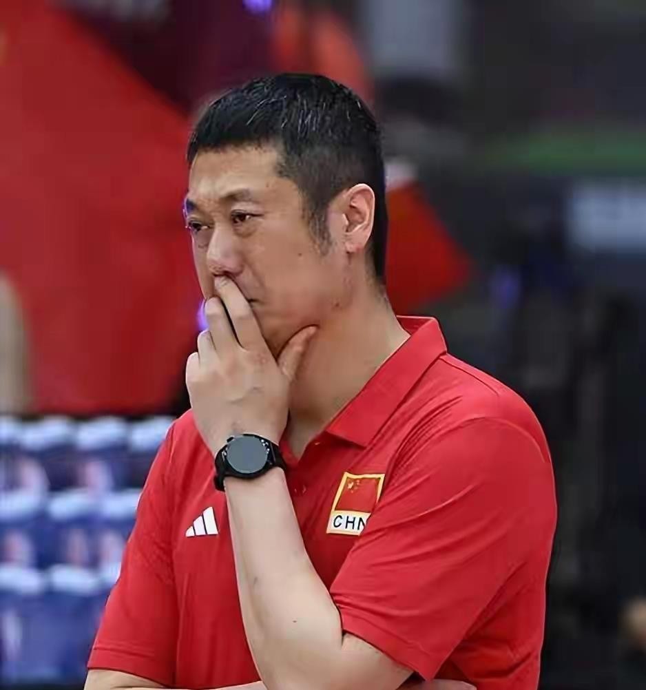女排主场输泰国丢直通门票，男排连亚锦赛四强都没进，2026年中国排球两张奥运直通票一张没捞着。排协忙