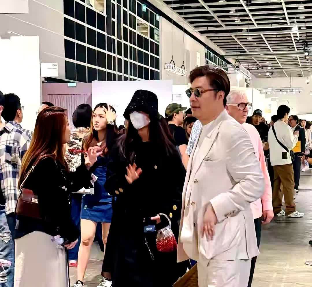 李湘一家又出来炸街了，有钱就是豪横啊，好好炫耀吧，生怕绑匪找不到目标！不