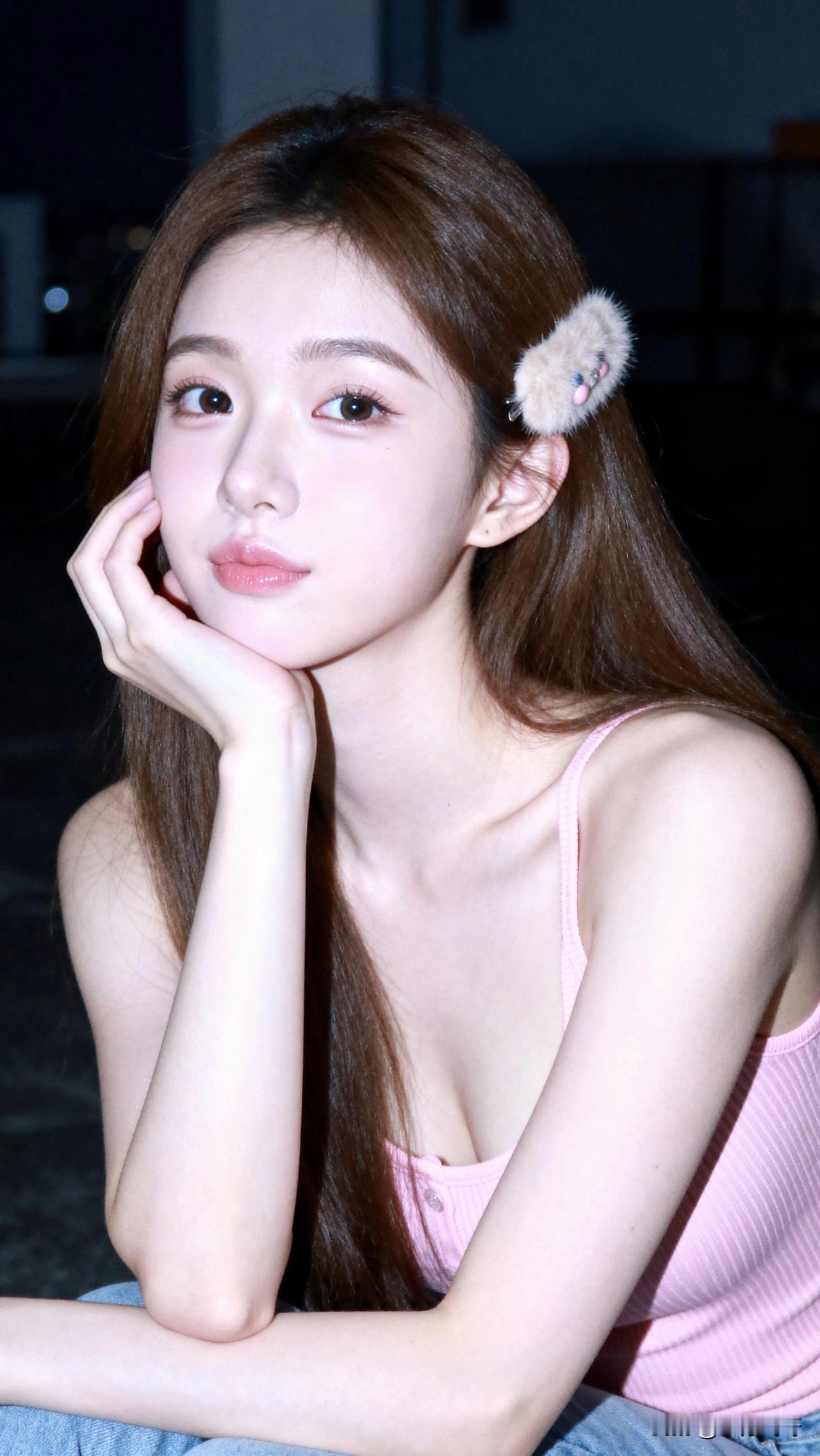 ：她可能不是最完美的，可是她却很努力做到让自己最精致。她的全部包括每一根头发丝，