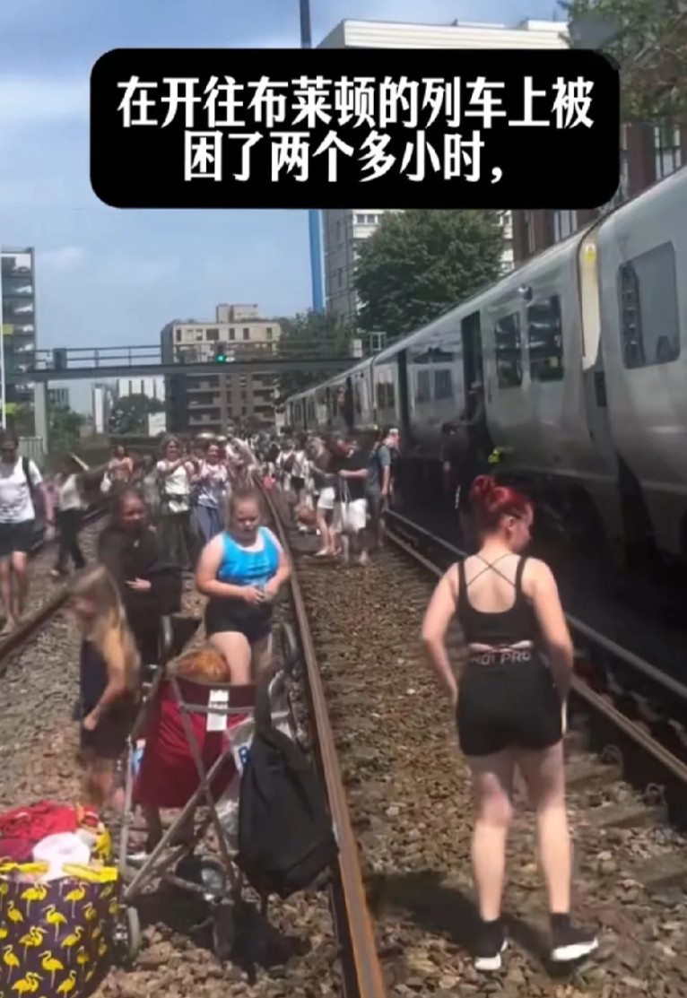 半月前，英国火车故障，乘客也是高温被困2个多小时，铁路部门、警察的处理方式，竟然