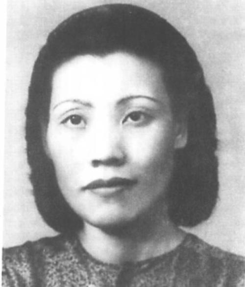 1928年，32岁的茅盾出轨了23岁的女学生秦德君，不久秦德君便怀了孕，茅盾为难