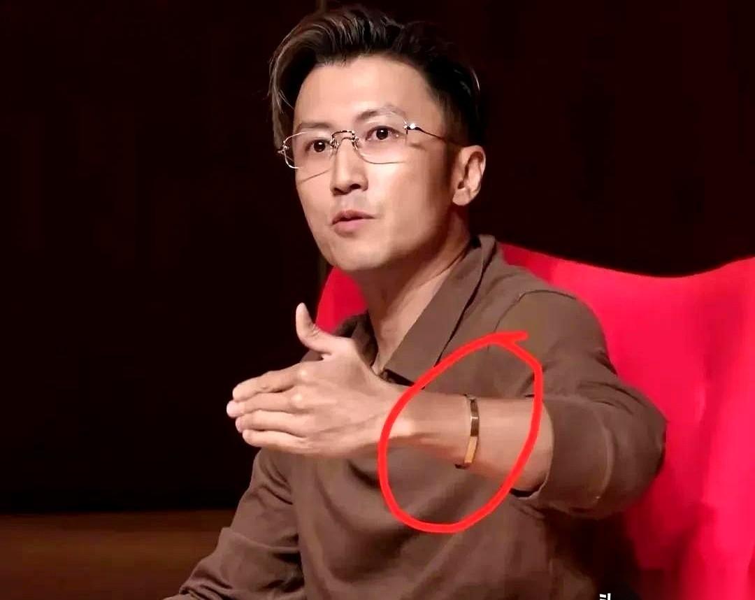 谢霆锋王菲这事儿，全藏在一只手镯里。4月4号，谢霆锋去港大，一身西装，戴副金丝