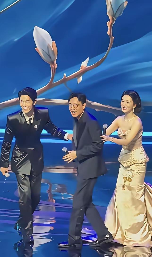 于和伟、肖战、杨紫这三个演员如果能一起演一部电视剧，肯定收视率爆棚，三个人演技都