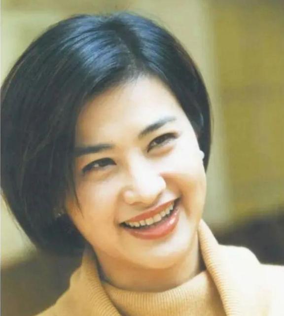 2000年，知名主持人吴小莉来到浙江，见到了自己同父异母的哥哥，她见哥哥家徒四壁
