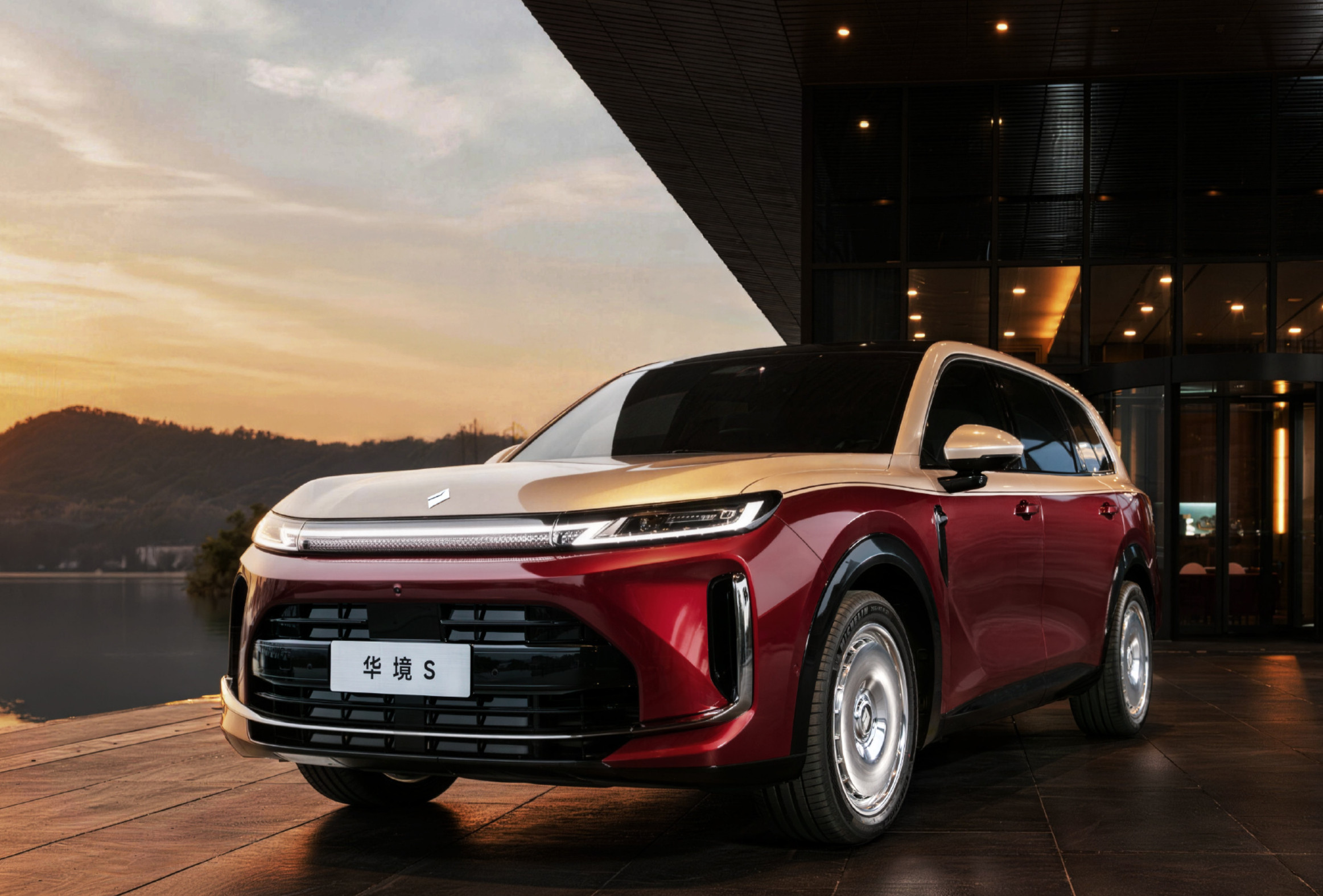 五菱这次真是把“旗舰”端上来了：华境S走大六座SUV路线，外观双拼+大轮毂挺有气