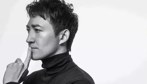 曾与蒋欣相恋多年，转身娶了小四岁娇妻，如今妻子陪他红透半边天。许多明星年轻时并