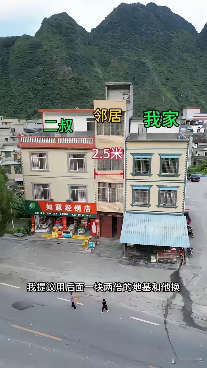 邻居被挤在中间，房子还高出两边一层，个人觉得不太好。
