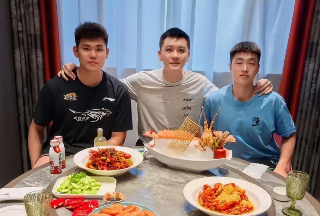 感觉辽宁男篮张峻豪和黄秋实被人家骗了？是不是被“中介”出卖了。大概率经纪人为了赚