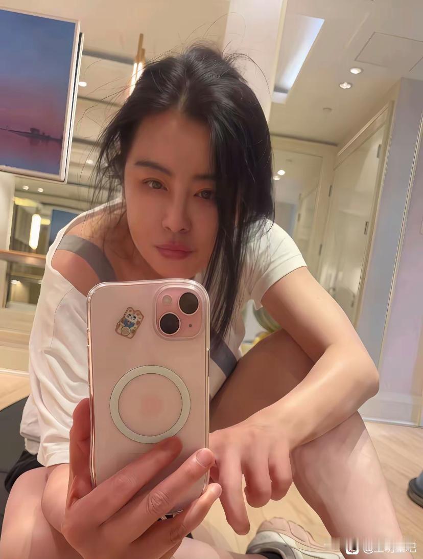 59岁王祖贤的素颜自拍，美了一辈子的人连松弛感都赢麻了！谁能想到这是快60岁的
