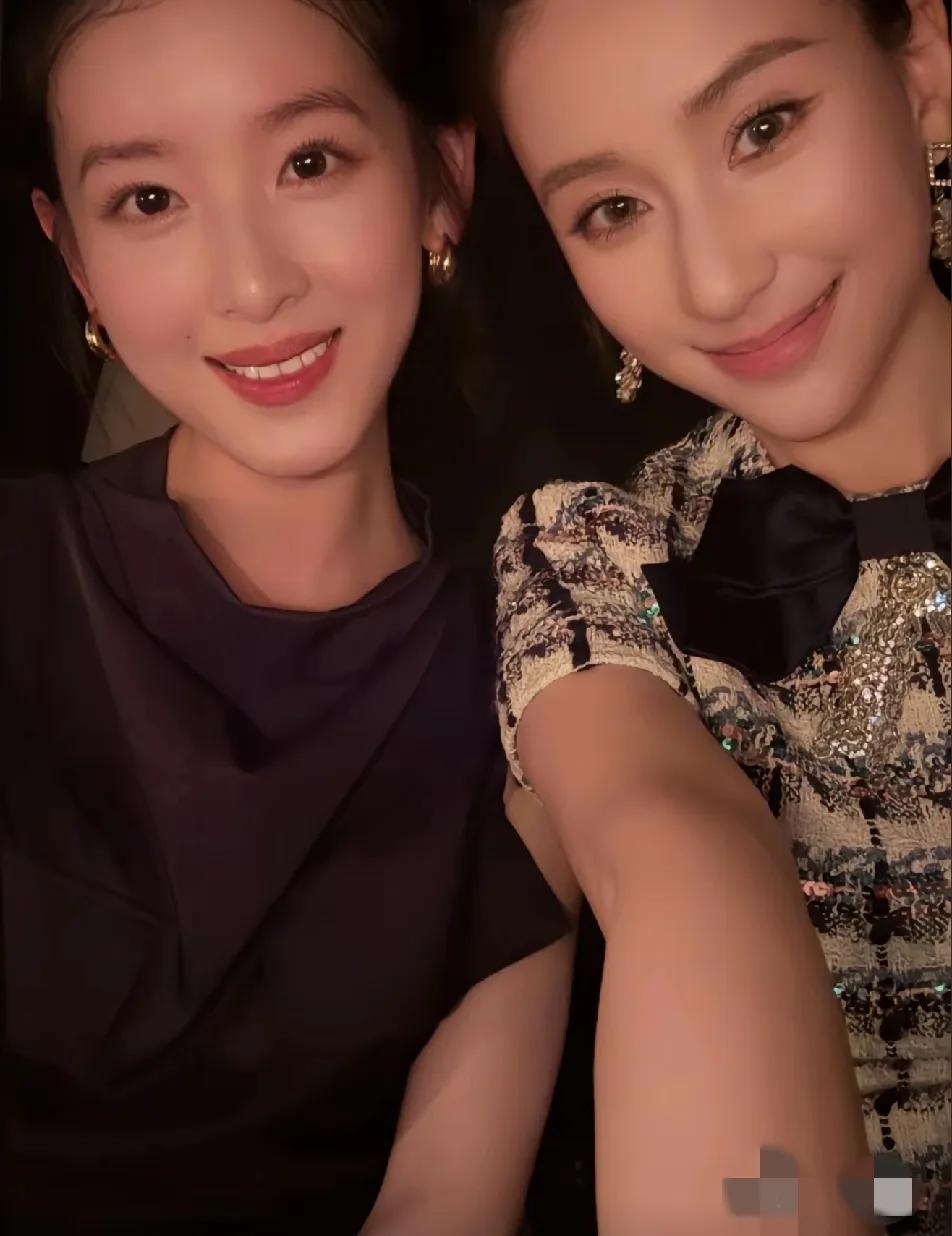 章泽天比何超莲还小了两岁，但何超莲的神情里还带点娇嗔和任性的少女姿态，她更喜欢B