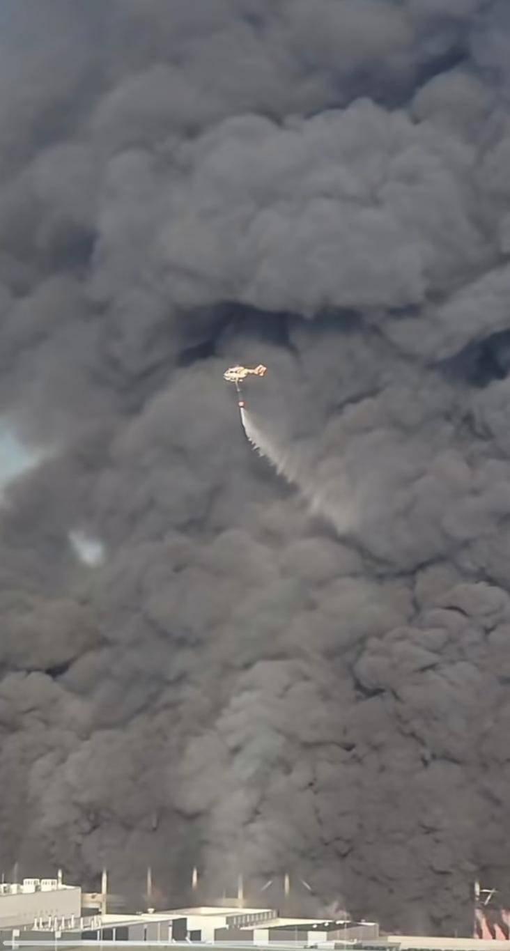 这样杯水车薪有用吗？人类真的好渺小，往火山里滴眼药水呢，好像都没滴进去水还没下