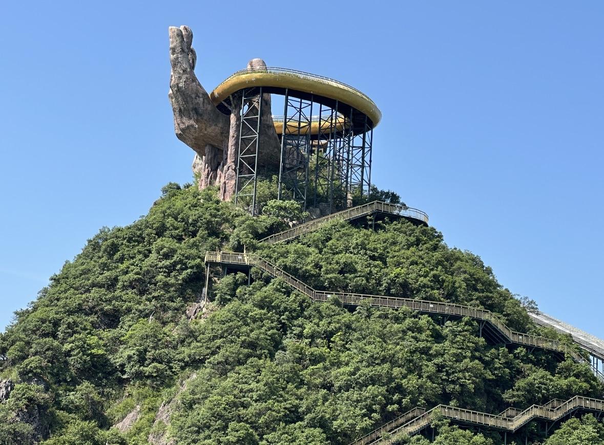 今天为去杭州建德欣赏马岭天观，坐了大巴车到山脚下，电动中巴接驳车帮我们送上半山腰