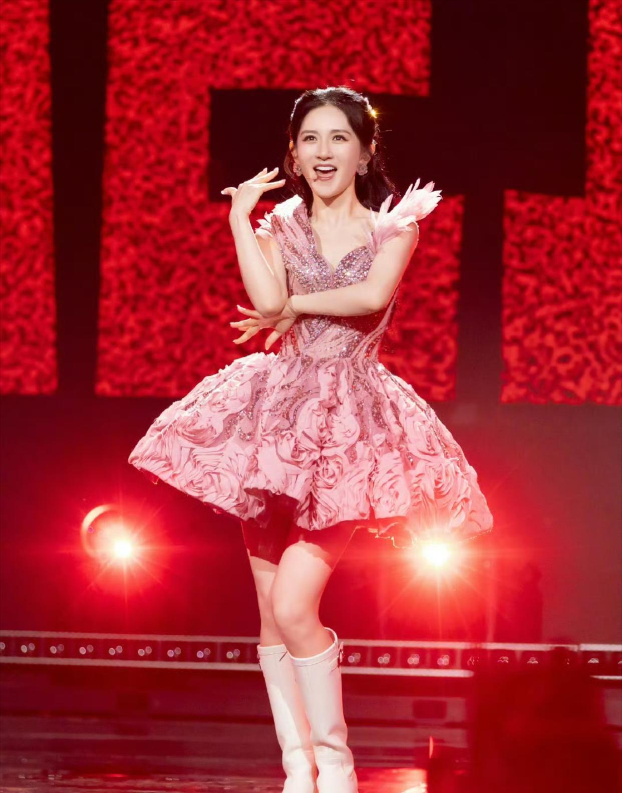 谢娜演唱会竟然取消了！这次舆论压力确实很大，感觉谢娜还是没顶住。明明售票结果还挺