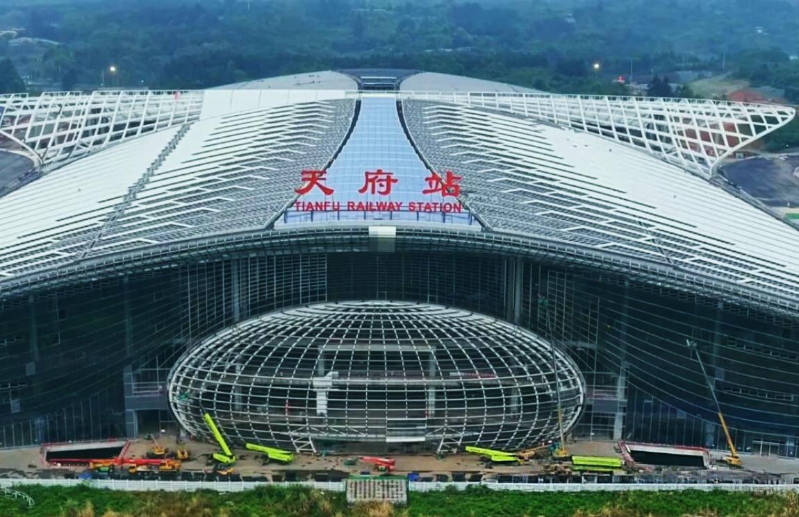 天府站突然挂上牌子，这个四川最大高铁站距离开通也越来越近。天府站的定位确实