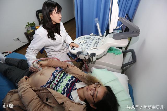 产妇生完孩子一个小时, 突然又哭又喊吓坏邻床, 陪产丈夫偷偷抹泪