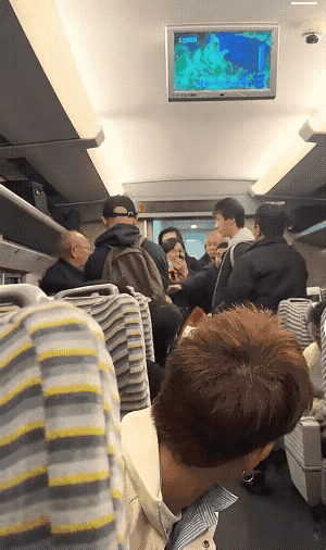 好家伙，高铁上这大爷真把车厢当自己家炕头了！占了人家小伙座位不说，还抡起胳膊给人