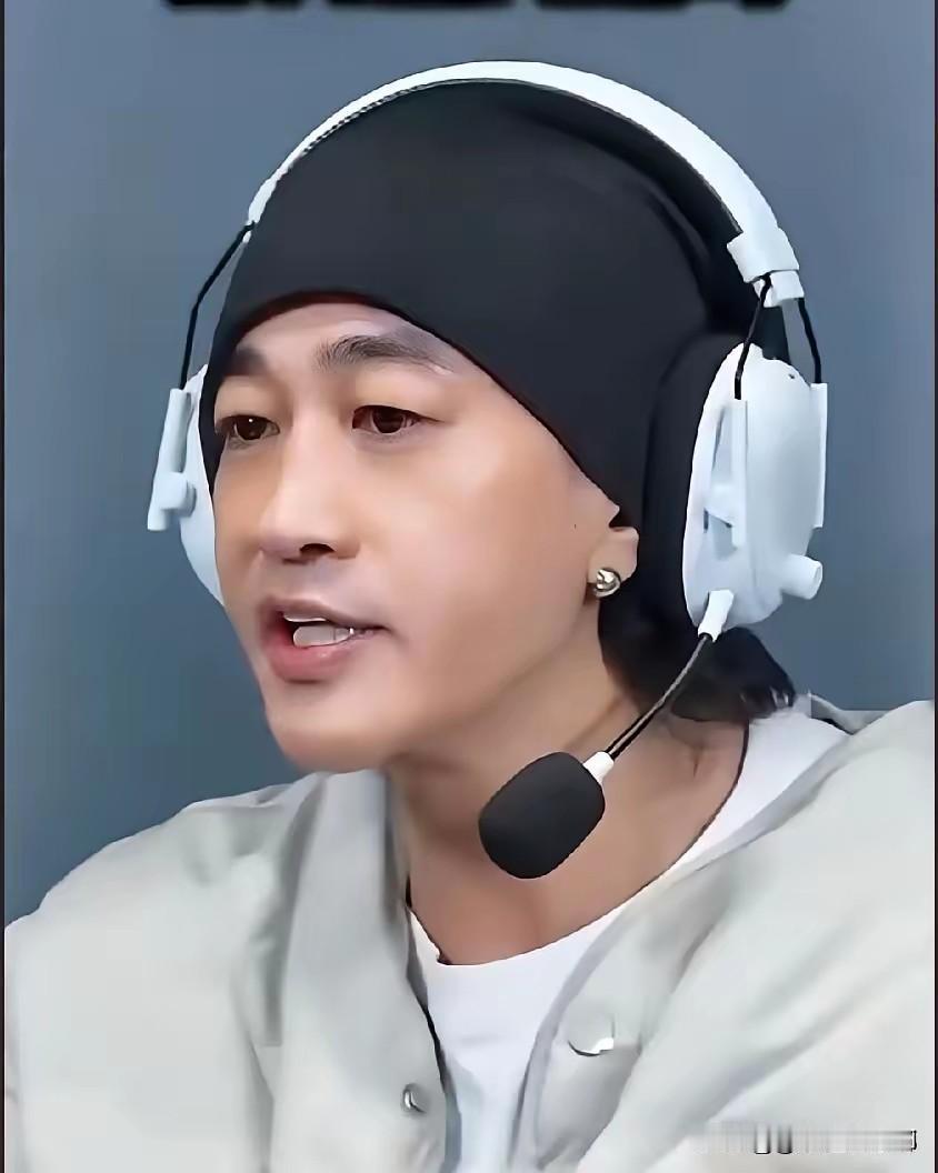 何润东说，为什么要让老婆直播呢？主要是她去年来横店看我的班。她本来上班要她一两个