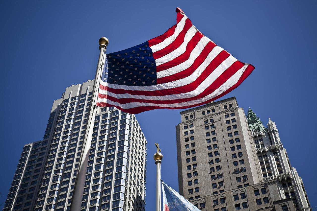 美国这种联邦制国家是靠什么维持凝聚力的？为什么不会解体？实际上，美国宪法早在