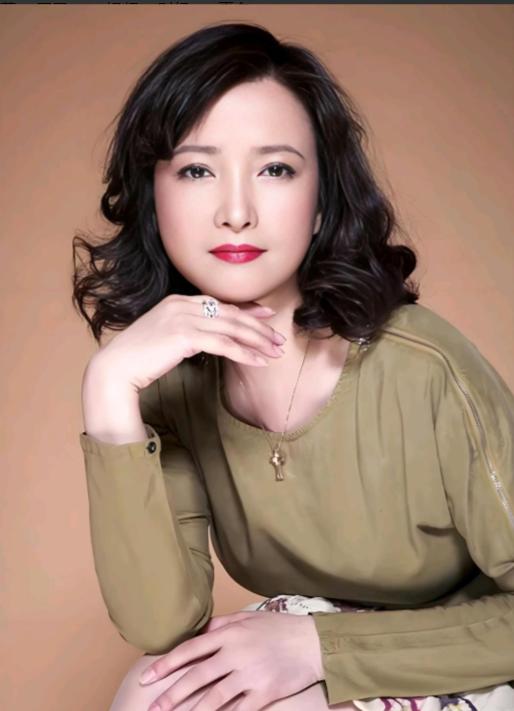 唐国强打了整个娱乐圈的脸你发现没？何晴生病后，好些前任和所谓的好友全都集体