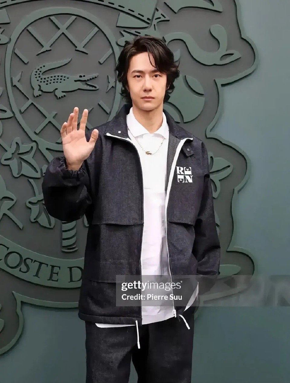 瞅见王一博，总觉得他和以前不太一样，心里好奇就去查了查，结果把我惊得下巴都快掉了