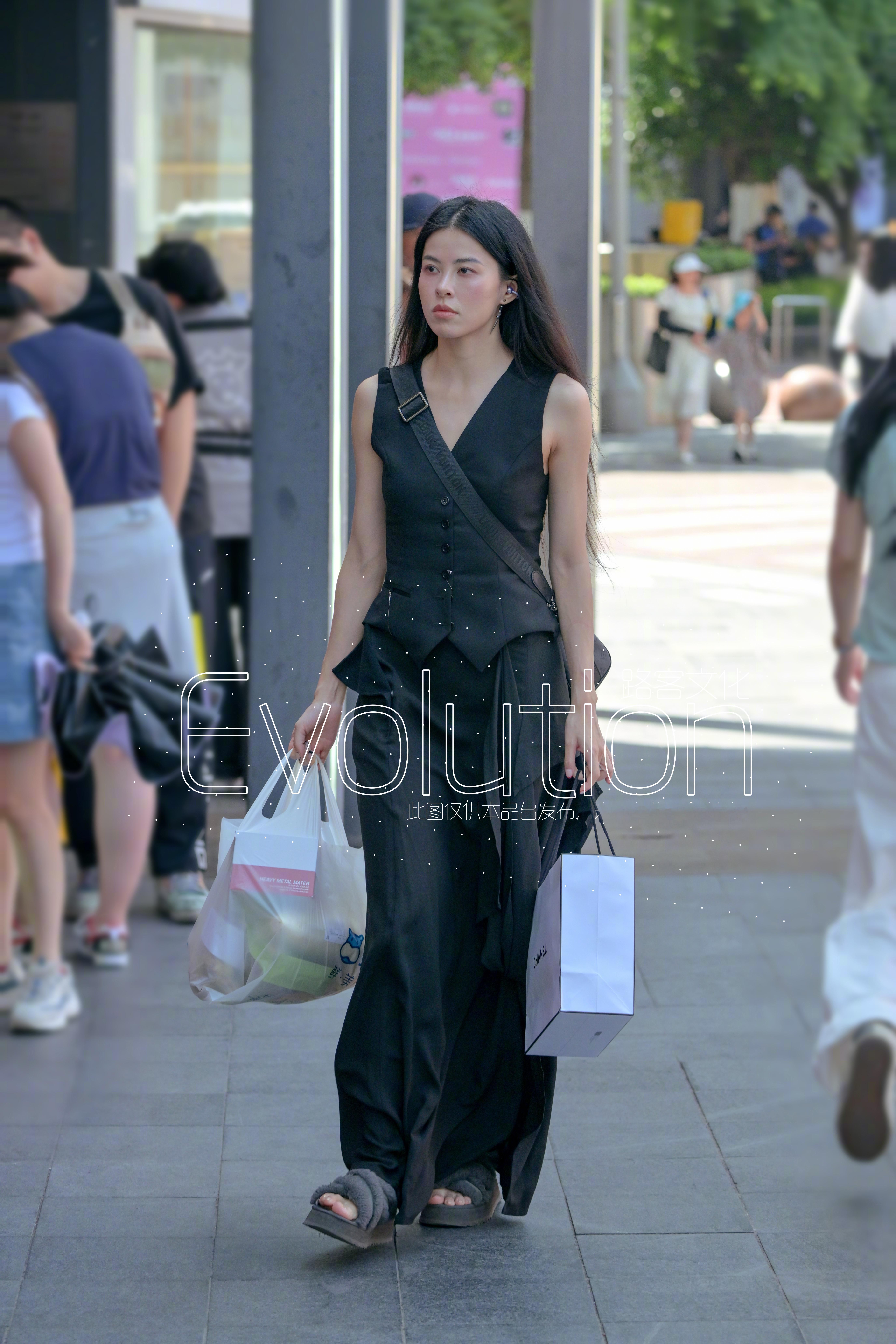 再来一张全身照小姐姐的表情就很酷​​​