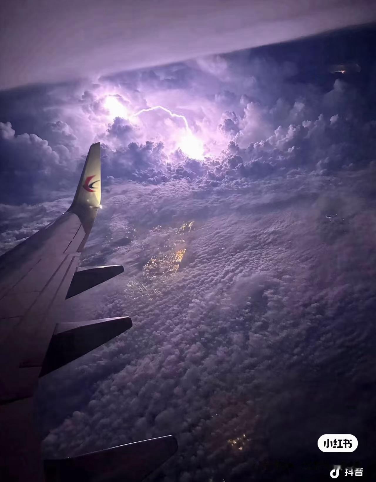 紫霄神雷。紫色的天空太玄幻且美丽。