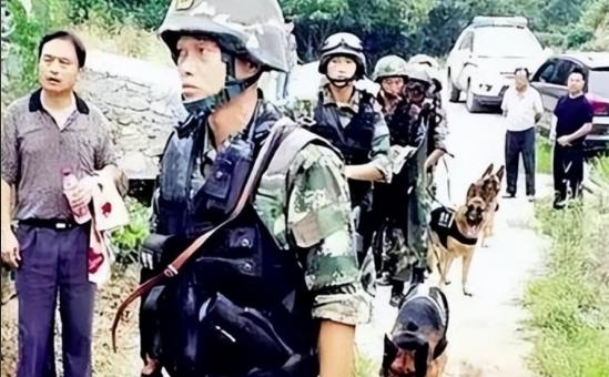 亲爹被打、祖坟被刨！2002年，广西男子因祖坟被挖，一怒之下灭仇家满门，炸完村委