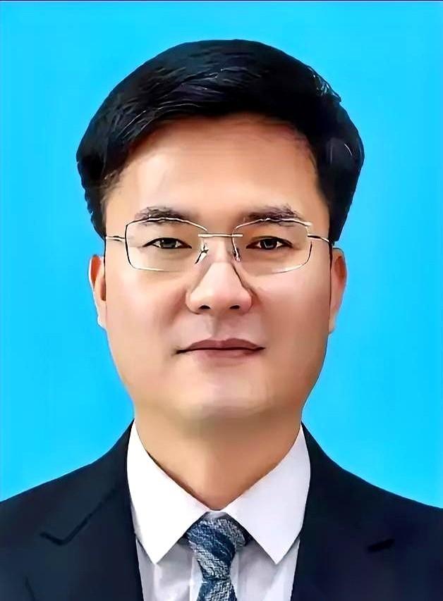 王正儒，32岁当上副厅，宁夏最年轻的厅官之一。法学博士，大学教授，履历完美得像