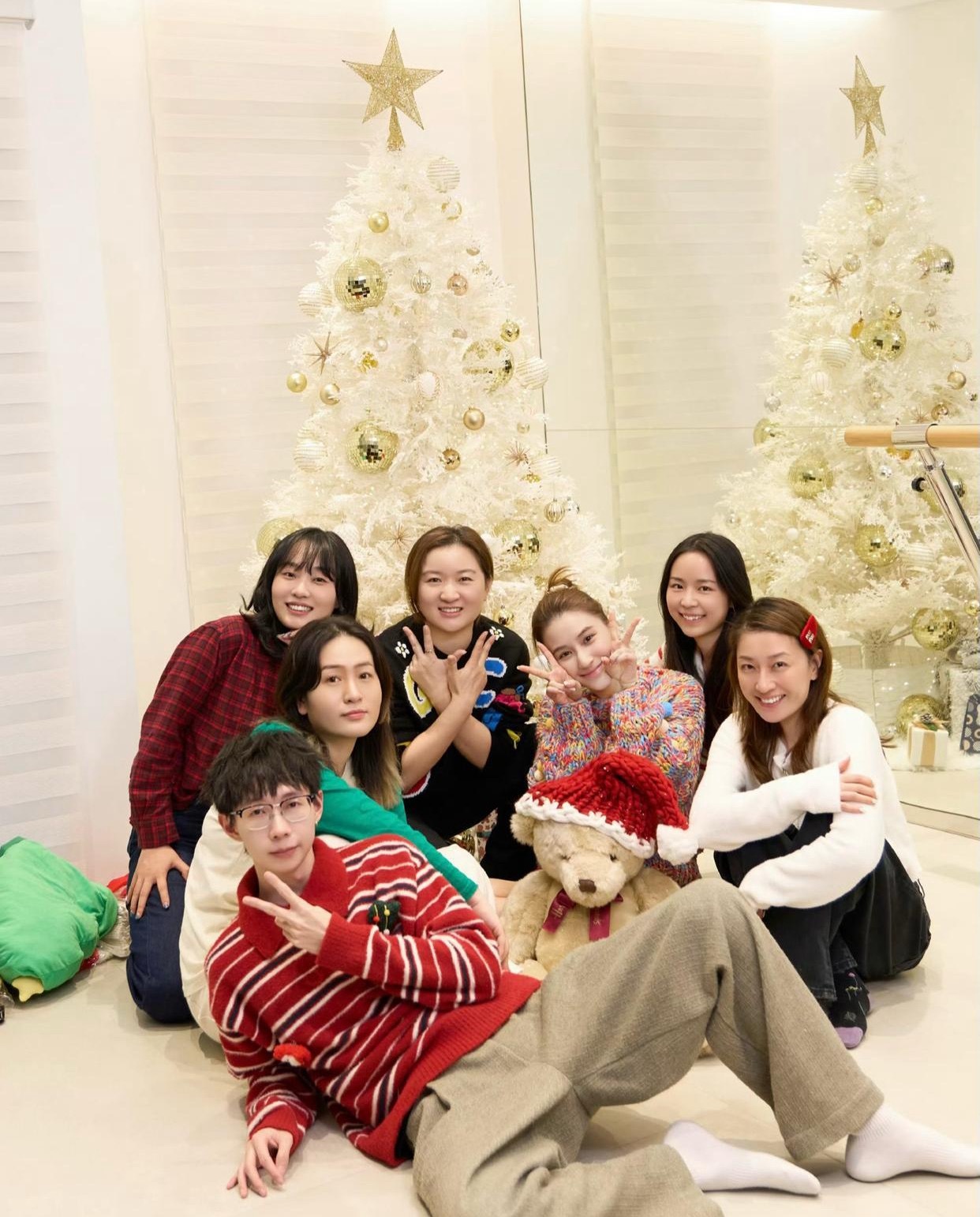 何超莲和团队小伙伴一起庆祝圣诞节，晚餐应该大多数是何超莲自己下厨做得，菜色摆盘也